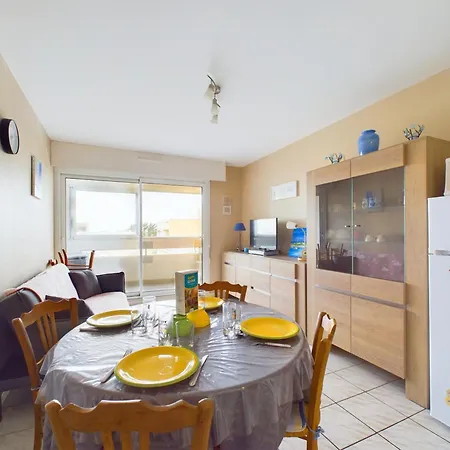 Apartment 230m De La Plage, Pour 4 Avec Loggia